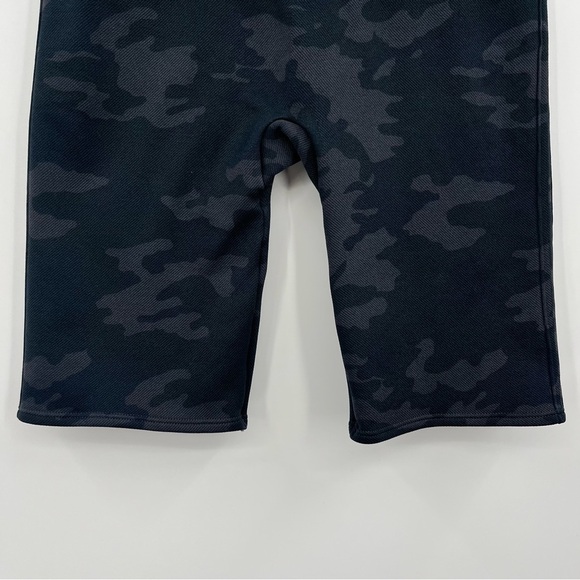 Spanx Look At Me Now Bike Short Black Camo Medium LIKE NEW! - Picture 5 of 9